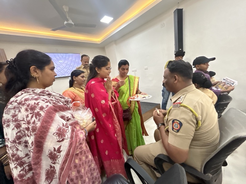 Siddhali Anup Shah speaking with police officers and women at a Phaltan community meeting