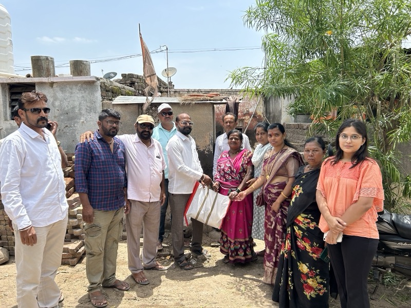 Siddhali Anup Shah meeting residents in a Phaltan neighbourhood