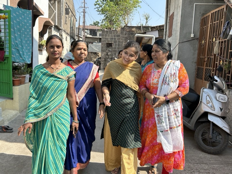 Siddhali Anup Shah speaking with women during a neighbourhood visit