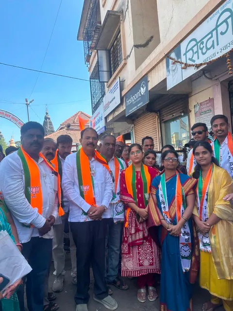 Siddhali Anup Shah with public representatives at an outdoor gathering