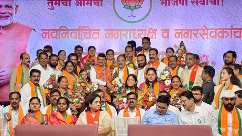 Siddhali Anup Shah with public representatives at a civic event